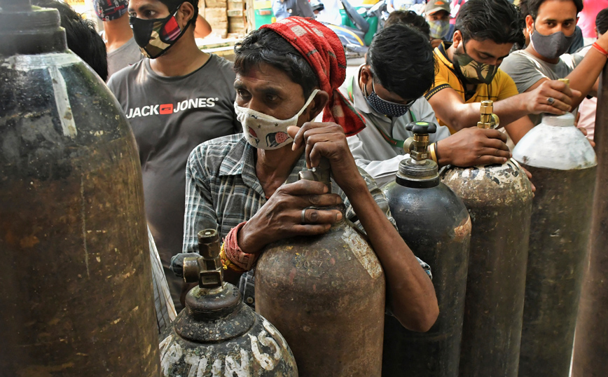 Θλιβερό ορόσημο στην Ινδία: Ξεπέρασαν τα 27 εκατ. τα κρούσματα κορονοϊού