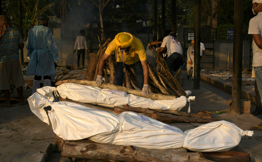 Φρίκη στην Ινδία: Ο Γάγγης ξεβράζει δεκάδες πτώματα που ίσως είναι θύματα του κορονοϊού