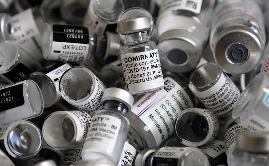 Νέα έρευνα: Τι γίνεται αν «ανακατευτούν» τα εμβόλια των Pfizer και AstraZeneca