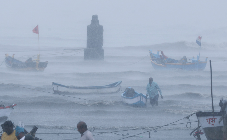 Σφοδρό πλήγμα του κυκλώνα Tauktae στη δυτική ακτή της Ινδίας, τουλάχιστον 16 νεκροί