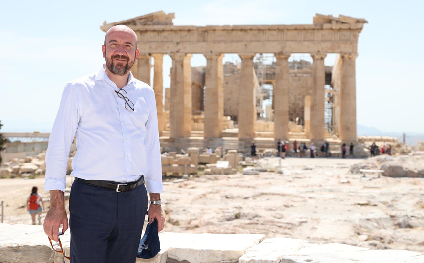 Σαρλ Μισέλ: Η επίσκεψή του στην Ακρόπολη και η ακόμη μια ανάρτησή του στα ελληνικά
