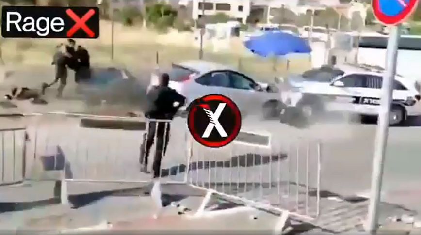 Η στιγμή που αυτοκίνητο παρασέρνει αστυνομικούς στην Ανατολική Ιερουσαλήμ &#8211; Δείτε το βίντεο