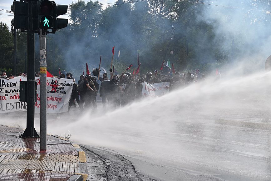 Ένταση και χημικά έξω από την πρεσβεία του Ισραήλ &#8211; Δείτε φωτογραφίες