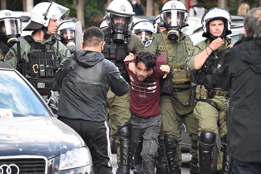 Τρεις συλλήψεις και δύο αστυνομικοί τραυματίες σε επεισόδια έξω από την πρεσβεία του Ισραήλ