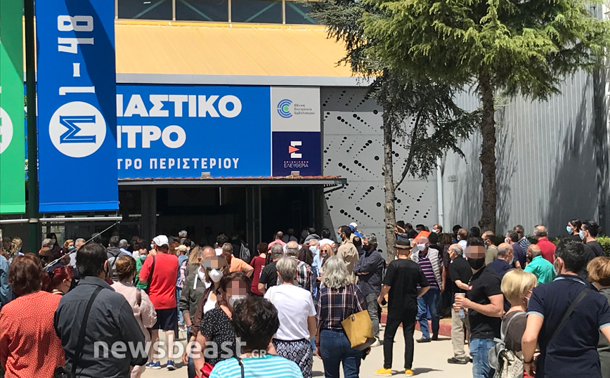 Κοσμοσυρροή και μεγάλες καθυστερήσεις στο εμβολιαστικό κέντρο Περιστερίου – Δείτε εικόνες
