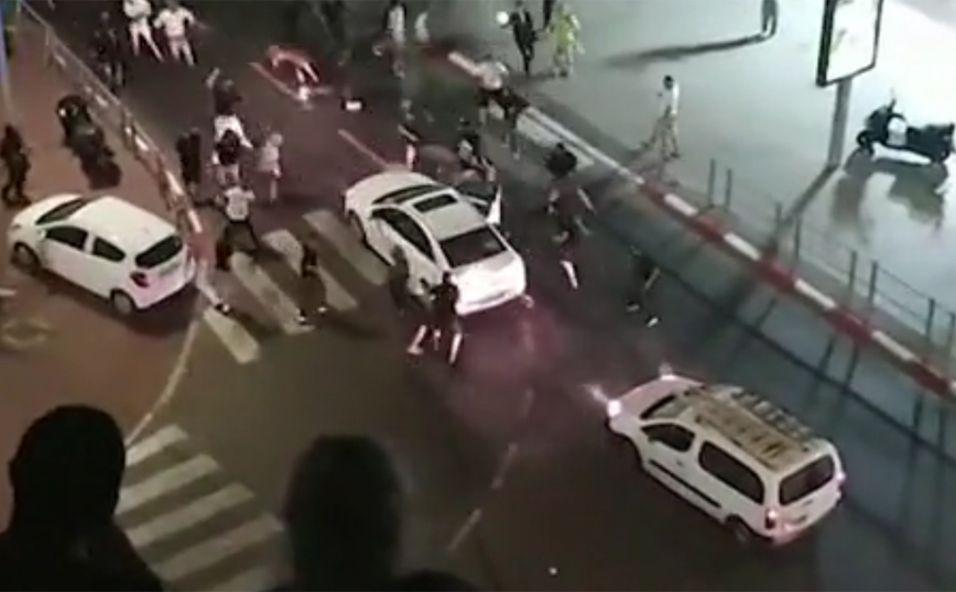Συγκλονίζει η βία στο Ισραήλ: Πλήθος λιντσάρει οδηγό που «προσπάθησε να το χτυπήσει με το αυτοκίνητο»