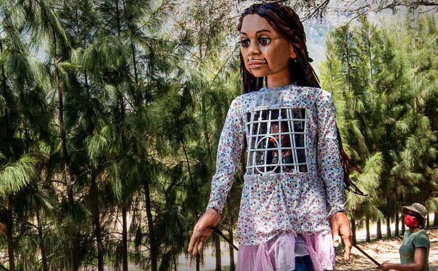 Το «ταξίδι» της Αμάλ: Η κούκλα με τη μορφή προσφυγοπούλας ετοιμάζεται να πάει από τη Συρία στο Μάντσεστερ