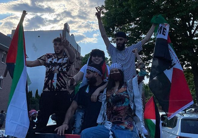 Μπέλα Χαντίντ: Με παλαιστινιακή καφίγια σε διαδήλωση στη Νέα Υόρκη