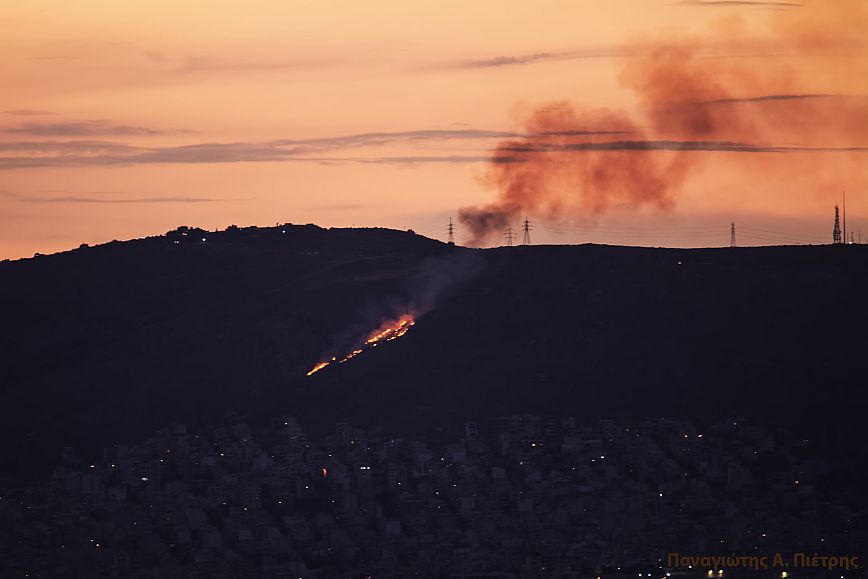 Χωρίς ενεργό μέτωπο η φωτιά στο Σχιστό: Δεν απειλήθηκαν σπίτια