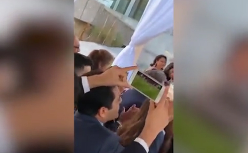 Καλεσμένος σε γάμο στην Κύπρο παρίστανε ότι τραβούσε τη νύφη με το κινητό αλλά έβλεπε μπάλα