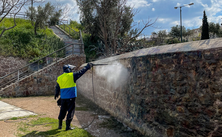 Εικόνες από τη μεγάλη αντι-γκράφιτι παρέμβαση του Δήμου Αθηναίων στην Ερμού