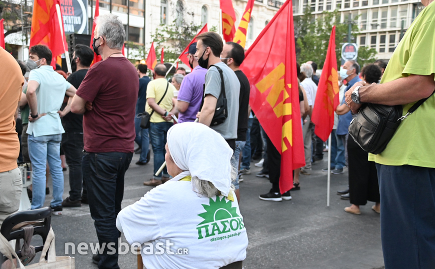 Με μπλούζα ΠΑΣΟΚ μέσα στη συγκέντρωση του ΚΚΕ στο Σύνταγμα