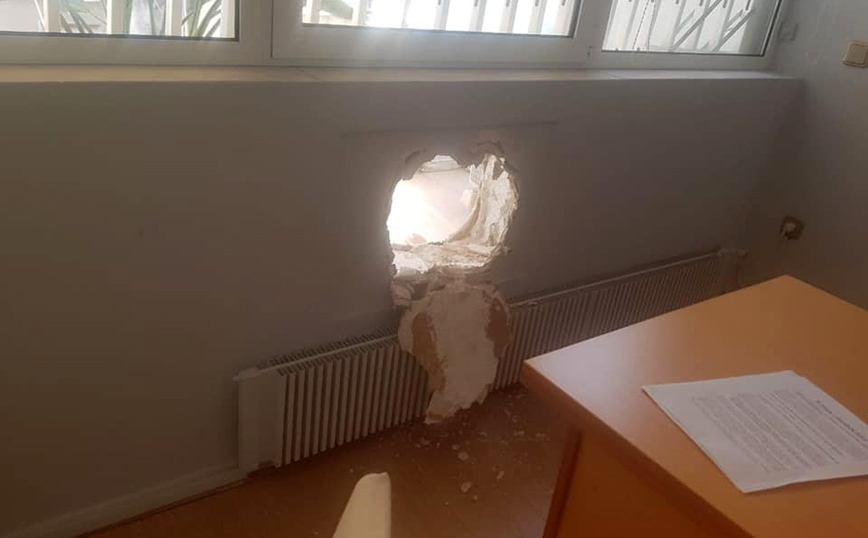 Θύμα διάρρηξης ο Ευκλείδης Τσακαλώτος: Σκαρφάλωσαν στον 7ο όροφο, έσπασαν τον τοίχο και μπήκαν στο γραφείο του