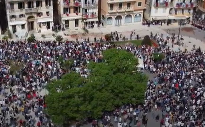 Κέρκυρα: Πλήθος κόσμου στους δρόμους για τους «μπότηδες» και την πρώτη Ανάσταση