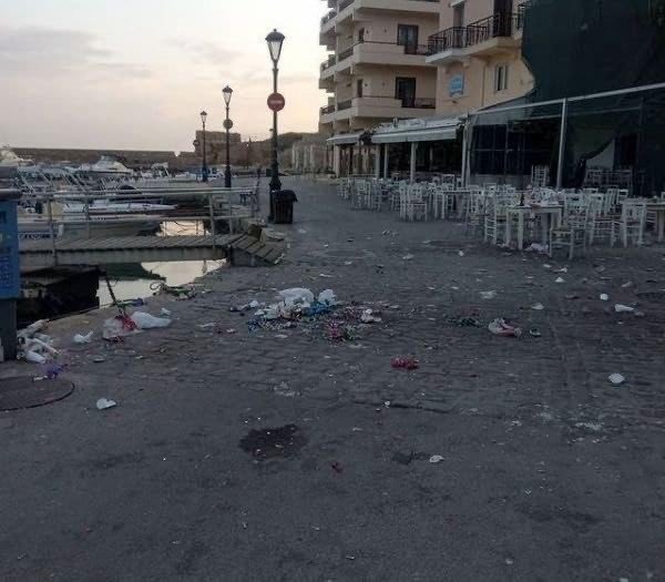 Μεγάλο κορονοπάρτι στα Χανιά – Θυμίζει «σκουπιδότοπο» το Ενετικό Λιμάνι