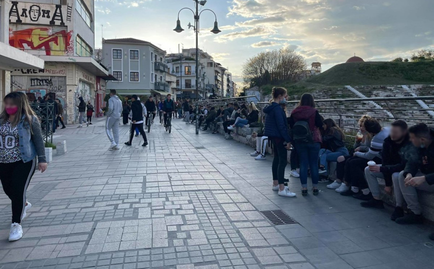 Επιμένουν με τον καφέ στο χέρι στη Λάρισα – Η συνήθεια της καραντίνας που ήρθε για να μείνει