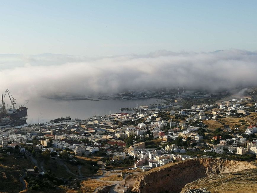 Το καιρικό φαινόμενο που καταγράφεται σε βόρειες θάλασσες και Αρκτική αλλά σήμερα σκέπασε τη Σύρο – Δείτε φωτογραφίες
