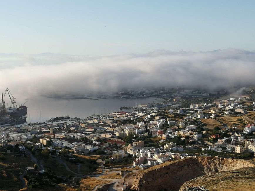 Το καιρικό φαινόμενο που καταγράφεται σε βόρειες θάλασσες και Αρκτική αλλά σήμερα σκέπασε τη Σύρο &#8211; Δείτε φωτογραφίες