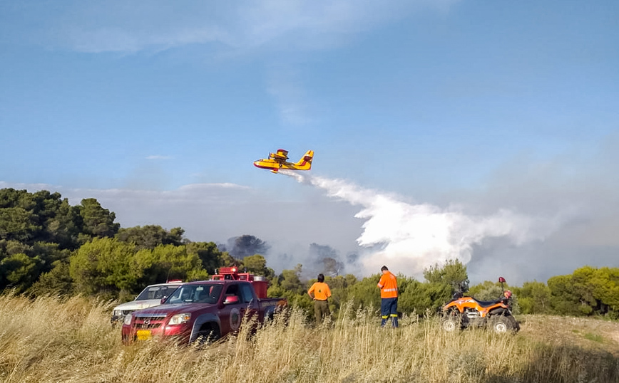 Υπό έλεγχο η φωτιά στα Ίσθμια – Σε ύφεση η πυρκαγιά στη Μακρακώμη
