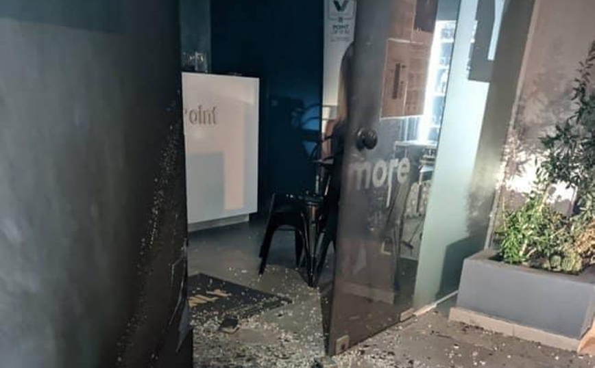 Η σύζυγος του Νίκου Χαρδαλιά περιγράφει πώς έγινε η επίθεση στις επιχειρήσεις της – «Παραλίγο να έχουμε θύμα»
