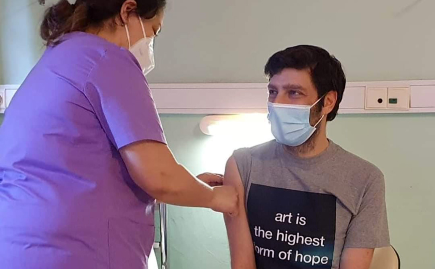 Με μήνυμα έκπληξη ο εμβολιασμός του Υφυπουργού Πολιτισμού Νικόλα Γιατρομανωλάκη