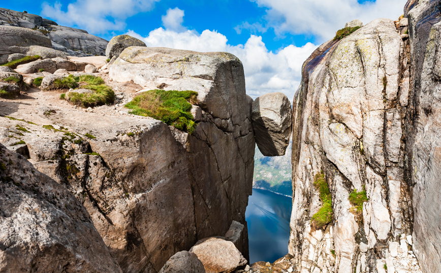 Η τεράστια πέτρα σφηνωμένη σε δύο βράχους στη Νορβηγία σε υψόμετρο πάνω από 1.000 μέτρα