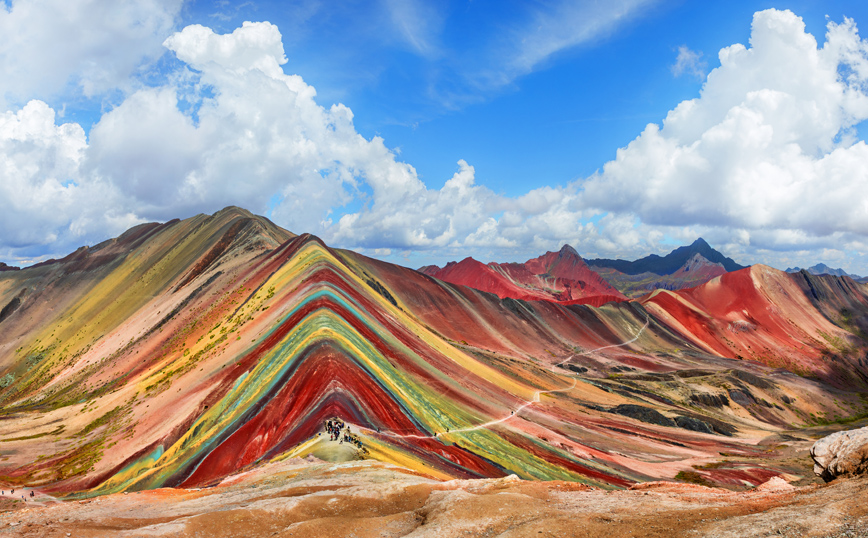 Το βουνό στο Περού που είναι «βαμμένο» στα χρώματα του ουράνιου τόξου
