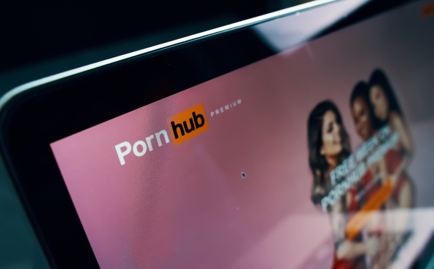 Η έκκληση της συζύγου του μεγιστάνα του Pornhub: Σκεφτείτε τα παιδιά