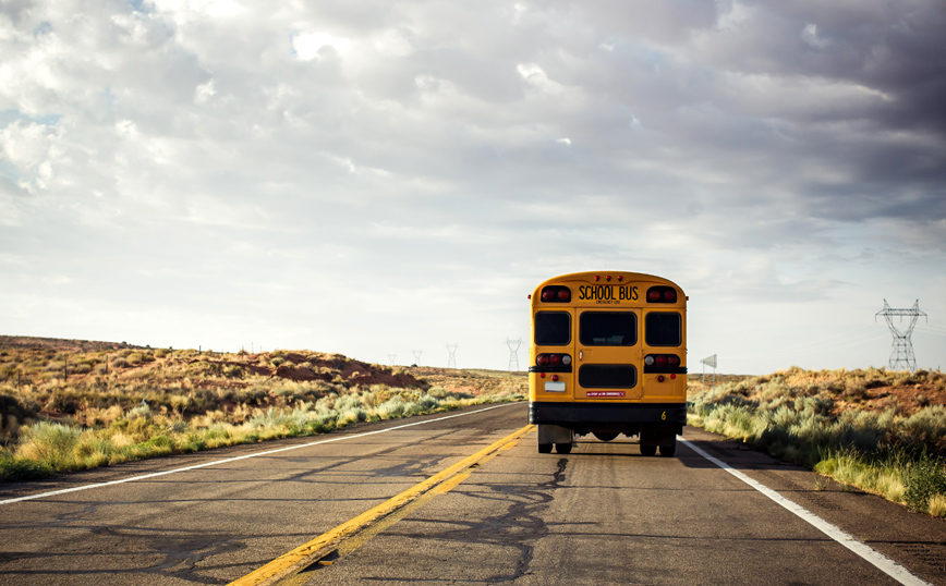 Οργή προκαλούν οι εικόνες με οδηγό λεωφορείου που χαστουκίζει 10χρονο κορίτσι