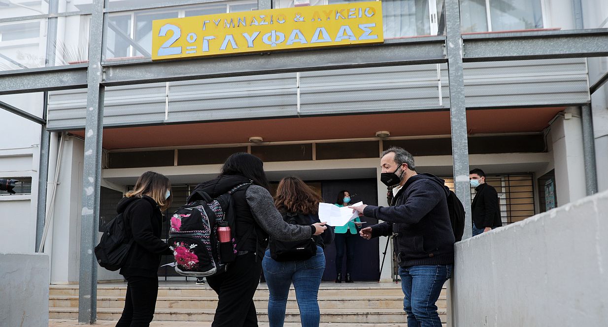 Με self test καθολικό άνοιγμα των σχολείων – Το «καμπανάκι» των ειδικών και η επανεκκίνηση του ερασιτεχνικού αθλητισμού