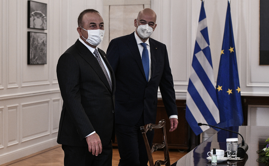 Σε εξέλιξη η συνάντηση Δένδια – Τσαβούσογλου