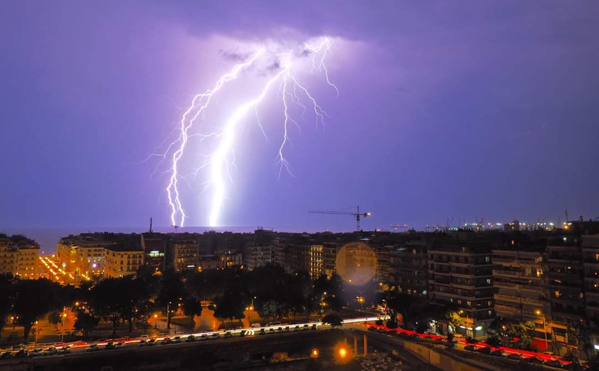 Εντυπωσιακές φωτογραφίες από τους κεραυνούς στη Θεσσαλονίκη