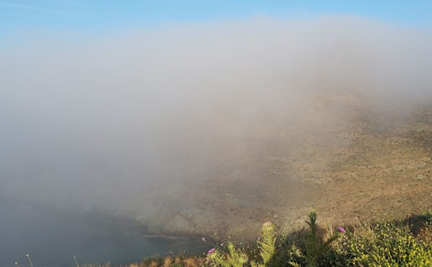 Sea smoke: Το φυσικό φαινόμενο που «εξαφάνισε» Τήνο και Μύκονο