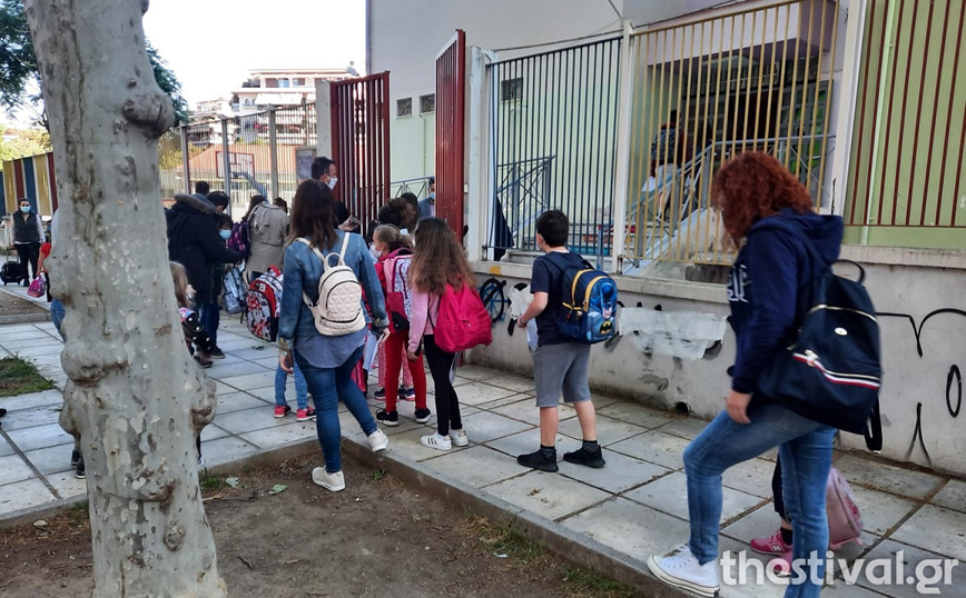 Εικόνες από το άνοιγμα των σχολείων στη Θεσσαλονίκη και τη Λάρισα – Επέστρεψαν στα θρανία οι μαθητές