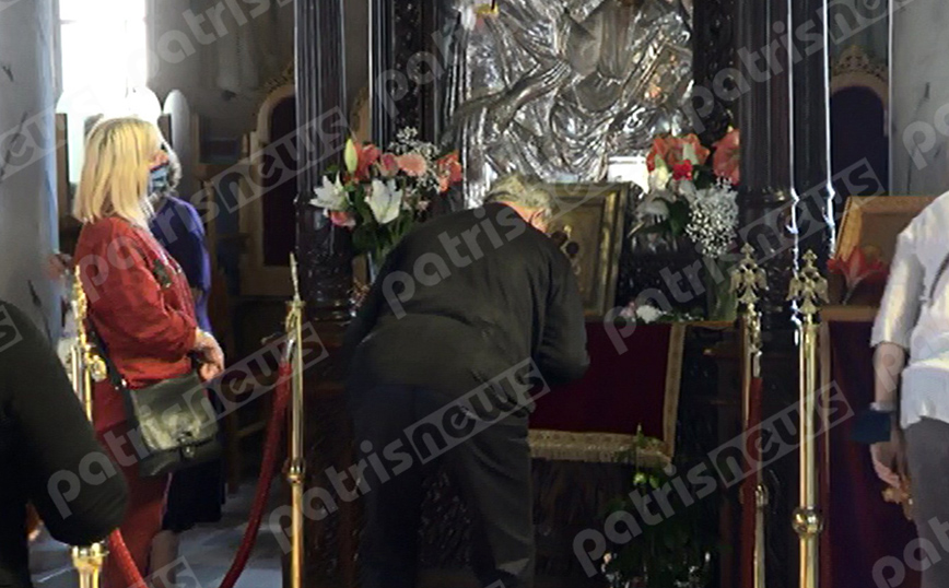 Ουρές πιστών σε ναό του Πύργου για την εικόνα της Παναγία της Οδηγήτριας – Θεωρούν ότι «μυροβλήζει»