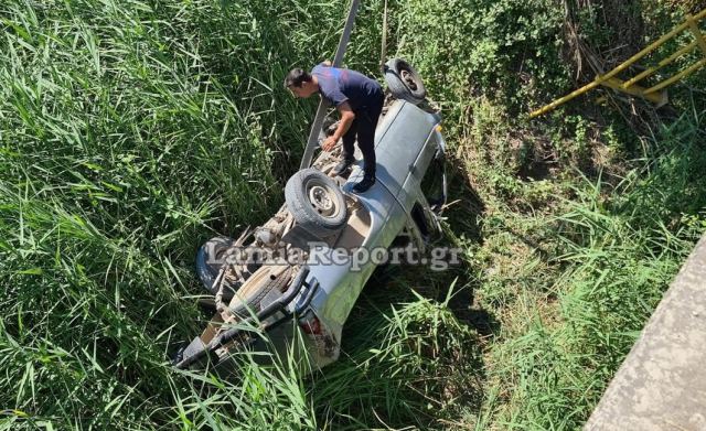 Αυτοκίνητο έκανε «βουτιά» από γέφυρα στη Λαμία – Από θαύμα σώθηκε ο οδηγός