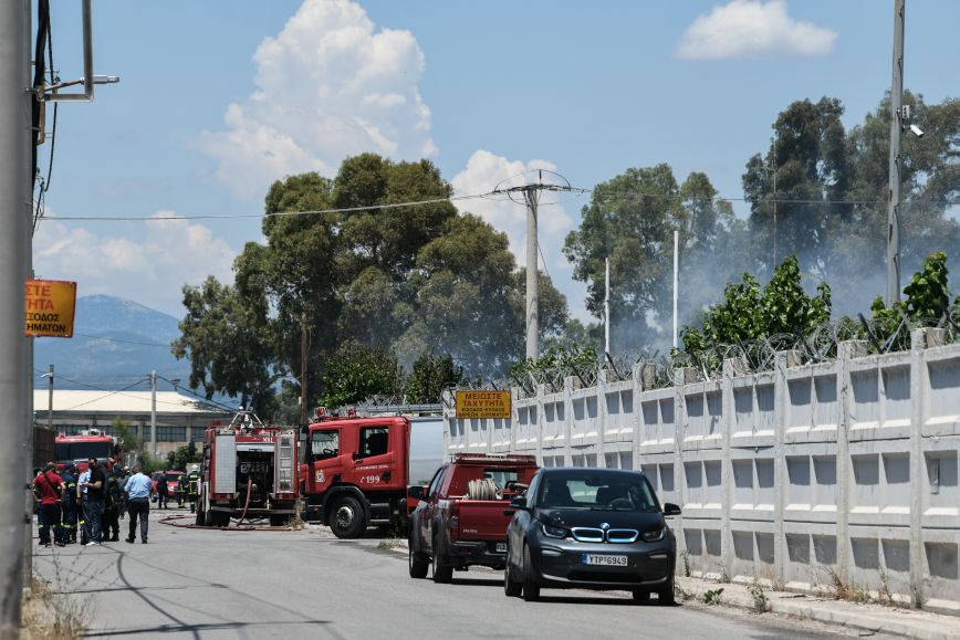 Υπό έλεγχο η πυρκαγιά στο βυτιοφόρο με προπάνιο στον Ασπρόπυργο &#8211; Δείτε βίντεο από τις καταστροφές