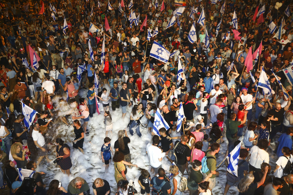 Χιλιάδες πολίτες στο Τελ-Αβίβ πανηγυρίζουν την αποχώρηση του Νετανιάχου από την εξουσία