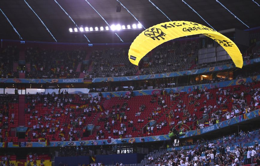 Euro 2020: Δύο τραυματίες από την επεισοδιακή εισβολή αλεξιπτωτιστή στο Γαλλία – Γερμανία