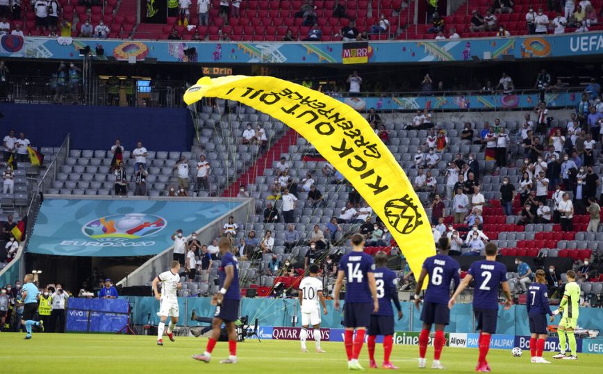 Euro 2020: Εισβολέας της GreenPeace προσγειώθηκε στο Allianz Arena