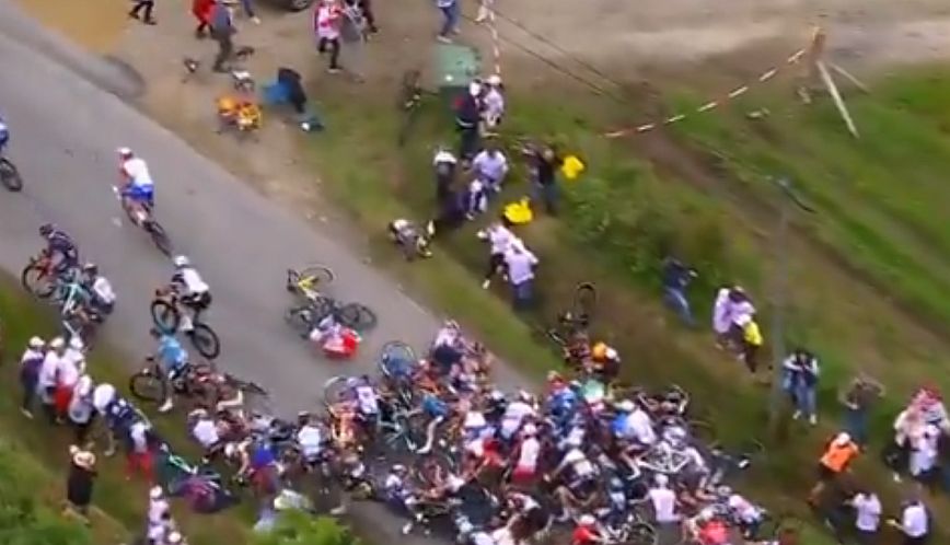 Tour de France: Η αστυνομία ψάχνει τη γυναίκα με την πινακίδα που προκάλεσε την καραμπόλα