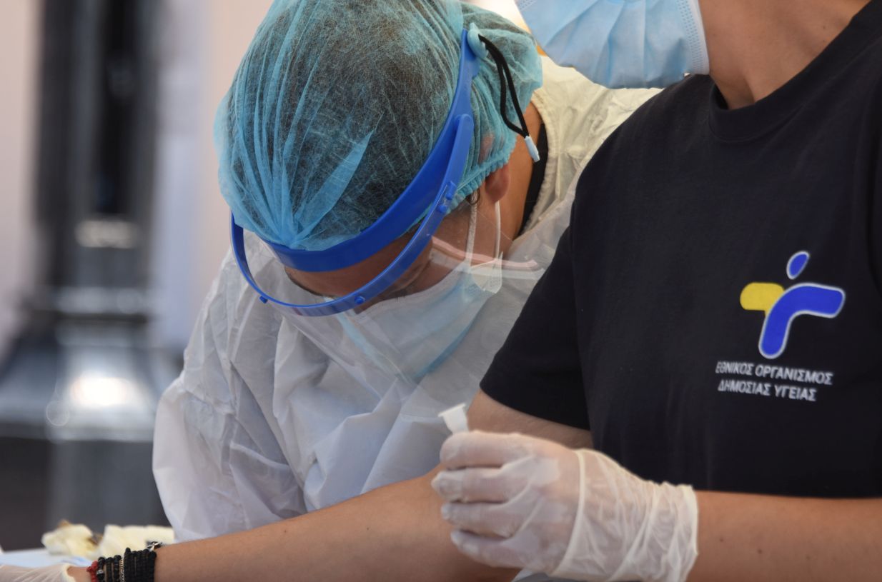Κορονοϊός: Πόρτα – πόρτα οι εμβολιασμοί σε χωριά της Βόρειας Ελλάδας – Όλο το πρόγραμμα των Κινητών Μονάδων