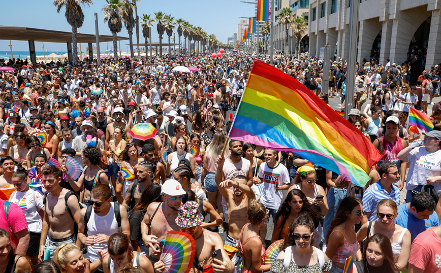 Ισραήλ: Χαμός στο Pride Parade του Τελ Αβίβ με πάνω από 100.000 συμμετέχοντες – Δείτε τις εικόνες