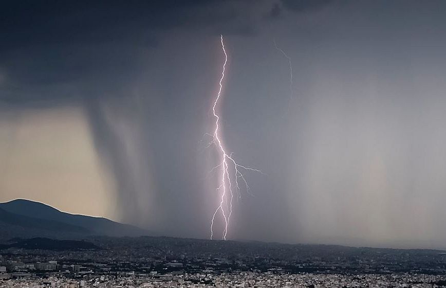 Διακοπές ρεύματος στην Αττική λόγω της καταιγίδας – Σε ποιες περιοχές υπάρχουν προβλήματα