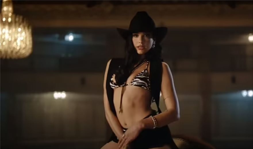 Εντυπωσιάζει ως sexy καουμπόισσα η Dua Lipa