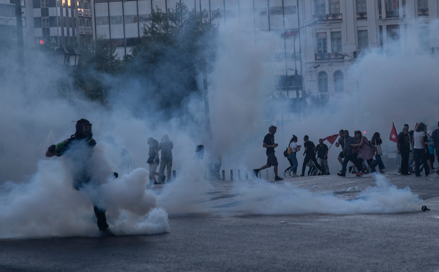 Η βιομηχανία των δισεκατομμυρίων δολαρίων πίσω από τα δακρυγόνα