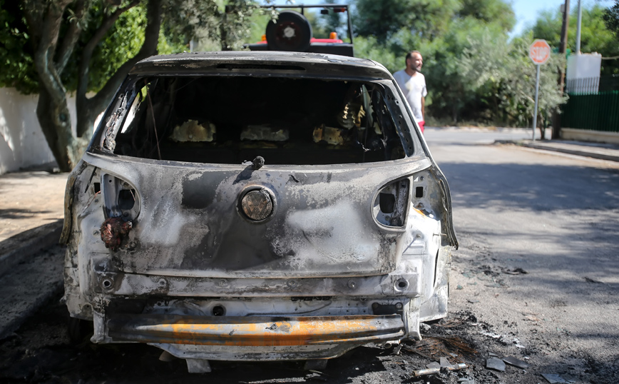 Έκαιγε αυτοκίνητα στην Πάτρα με προσάναμμα τις κάλτσες του &#8211; «Μου αρέσει να βλέπω φωτιά»