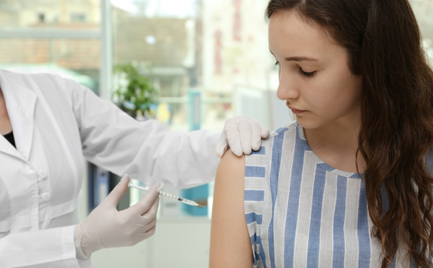 Παπαευαγγέλου: Δεν έχουμε εισηγηθεί τον εμβολιασμό των εφήβων