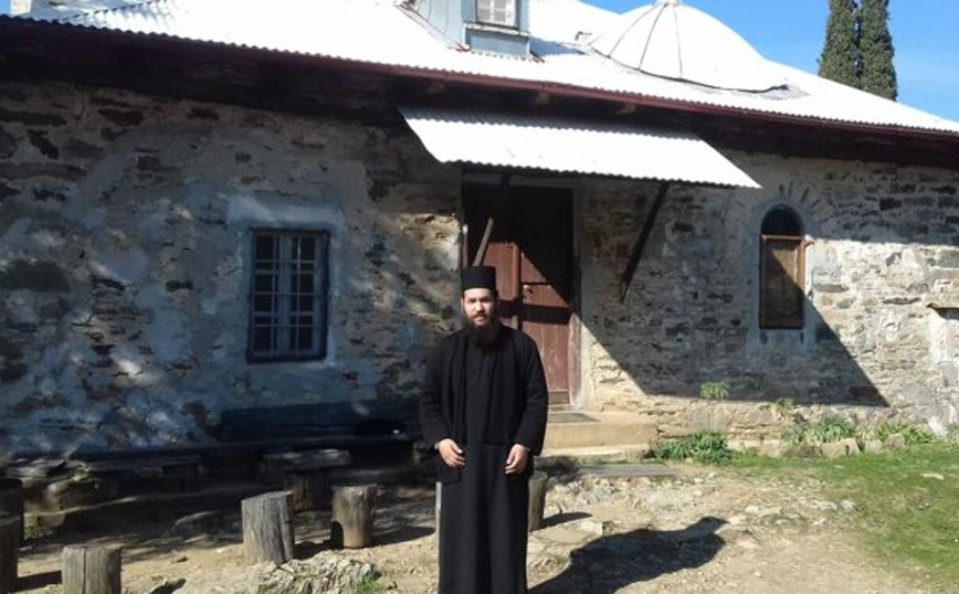 Επίθεση με βιτριόλι στη Μονή Πετράκη: Τα πρώτα λόγια του δράστη &#8211; Ποιος είναι ο ιερέας που είχε συλληφθεί για ναρκωτικά