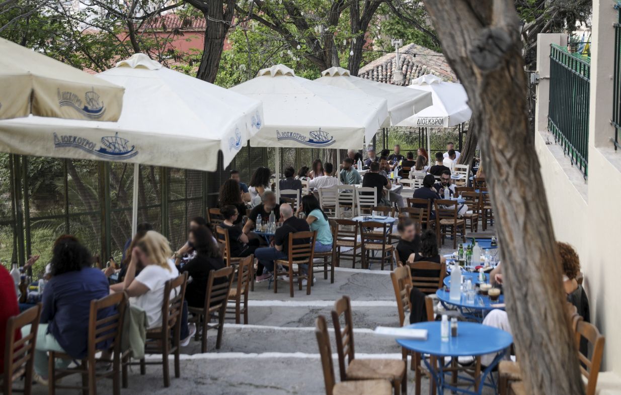 Απαγόρευση κυκλοφορίας: Πρώτο Σαββατοκύριακο χωρίς περιορισμούς – Πώς θα λειτουργήσουν καφέ, μπαρ και εστιατόρια
